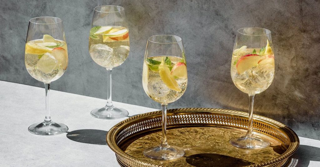 6 Most Tastiest Soft Drinks You Can Mix with White Wines